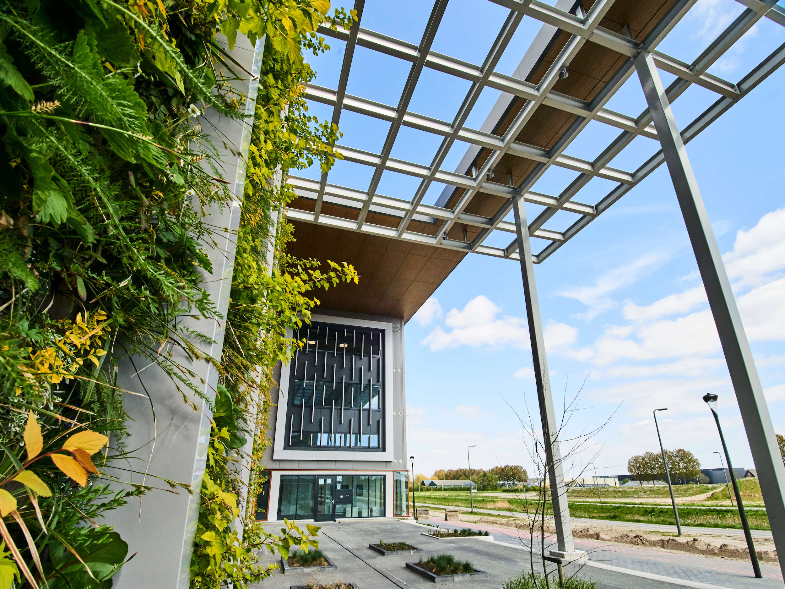 Groene wanden bij de entree's